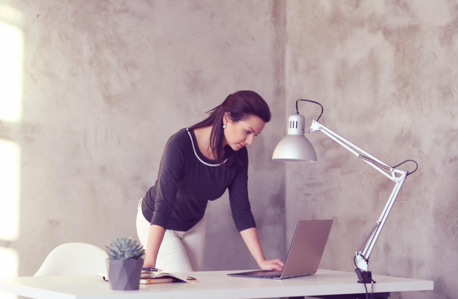 Участники воркшопа работают над бизнес-моделями за общим столом