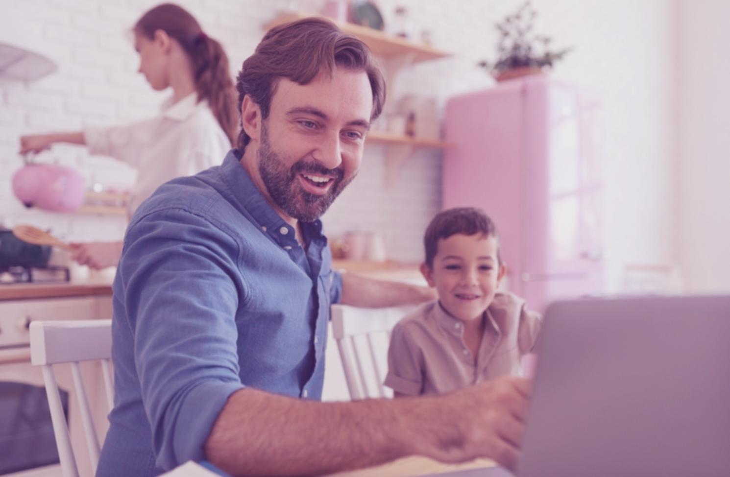 Группа иностранных студентов обсуждает финансовый план на кампусе